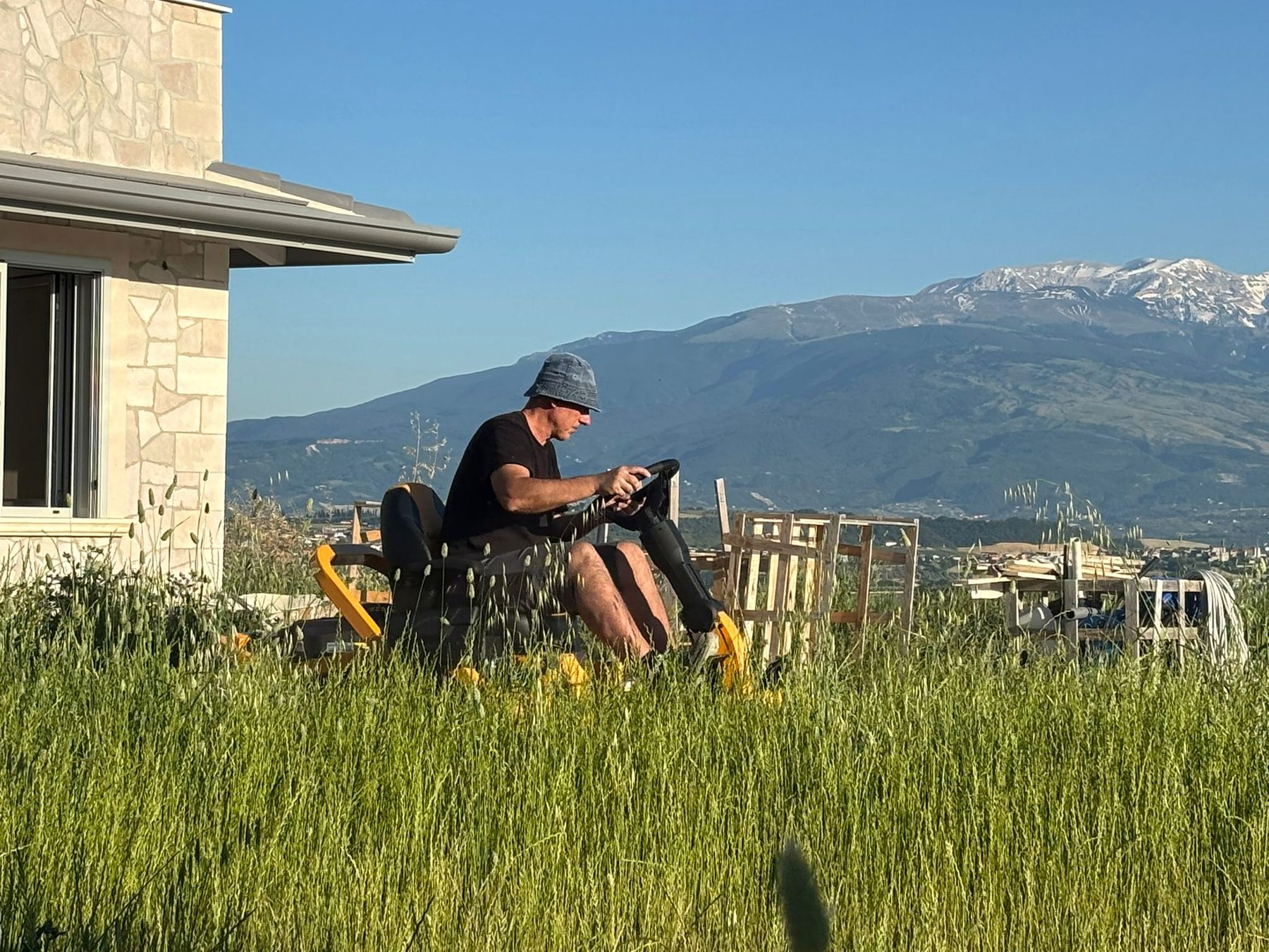 Lavori nei campi dell'azienda, con il Gran Sasso sullo sfondo
