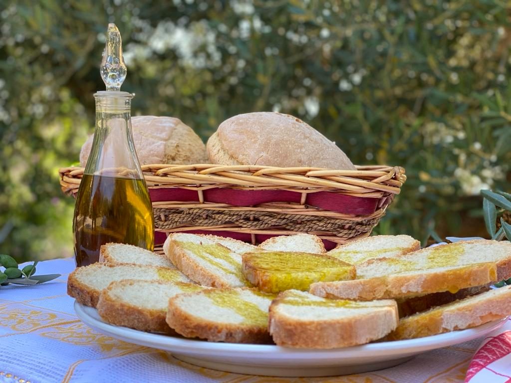Olio extra vergine di oliva, pane e bruschette