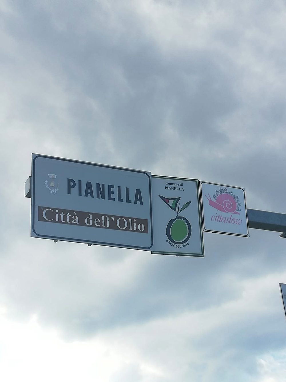 Il cartello che segnala Pianella come città dell'olio